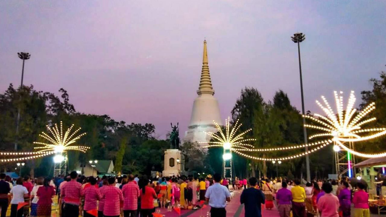 ภาพบรรยากาศงาน “อนุสรณ์ดอนเจดีย์” บริเวณลาน พระบรมราชานุสรณ์ดอนเจดีย์ อ.ดอนเจดีย์ เมื่อปีที่ผ่านมา ประชาชนไปร่วมงานกันเนืองแน่น.