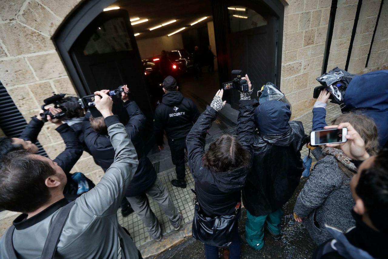 นักข่าวจำนวนมากรวมตัวกันที่หน้าบ้านของนายกอส์น ในกรุงเบรุต ของเลบานอน