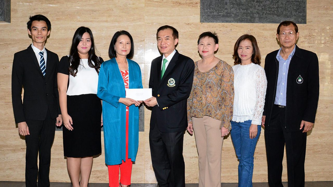 เพื่อการศึกษา  -  ปิยภัทร สุบรรณ ณ อยุธยา ซีอีโอบริษัทไทยจัดการลองสเตย์ มอบเงินจำนวน 150,000 บาท ให้แก่ สราวุธ วัชรพล เพื่อสมทบทุนมูลนิธิไทยรัฐ โดยมี เกรียงศักดิ์ สุ่มเจริญ, พัชรจิราภรณ์ สุบรรณ ณ อยุธยา และ ดำฤทธิ์ วิริยะกุล มาร่วมในพิธีด้วย ที่ สนง.นสพ.ไทยรัฐ วันก่อน.