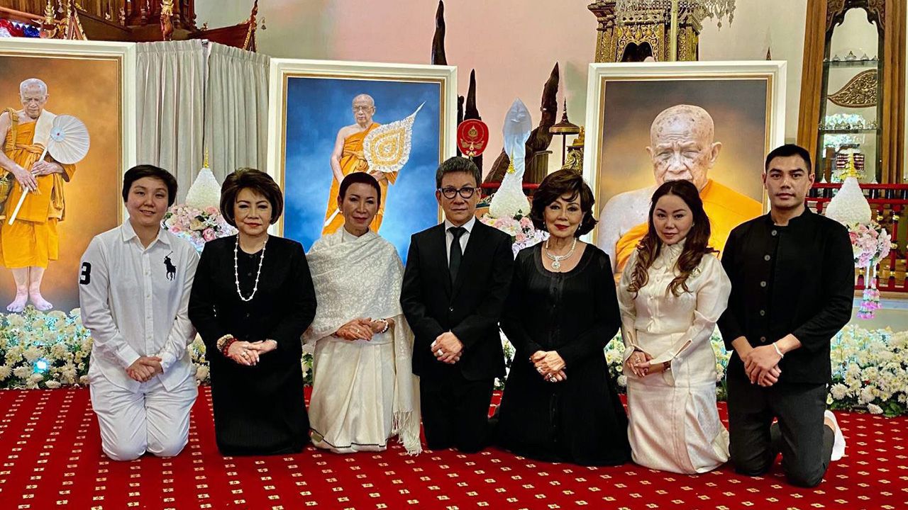 สู่สุคติ  -  ดร.สมศักดิ์ ชลาชล, นงนุช นามวงศ์, วี มาร์, บัณพร เอี่ยมอมรพันธ์, เชาวฤทธิ์ อิวินา, นิรมล จิรปิติ และ กัลยา เตรียมวิทยา ไปร่วมในพิธีสวดพระอภิธรรมศพ หลวงปู่ทอง สิริมังคโล (พระพรหมมงคล) ที่วัดพระธาตุศรีจอมทอง อ.จอมทอง จ.เชียงใหม่ ค่ำวันก่อน.