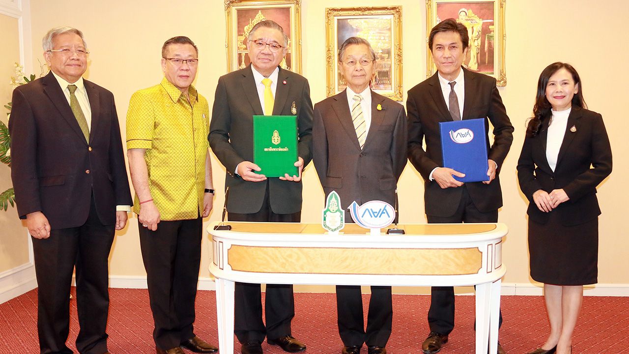 โปร่งใส  -  ชวน หลีกภัย ประธานรัฐสภา เป็นประธานในพิธีลงนามความร่วมมือเปิดเผยข้อมูลการกู้ยืมเพื่อการศึกษา โดยมี ศ.ดร.ไชยวัฒน์ ค้ำชู, วิทวัส ชัยภาคภูมิ, ศ.วุฒิสาร ตันไชย, ชัยณรงค์ กัจฉปานันท์ และ อัญชลี ภูริวิทย์วัฒนา มาร่วมในพิธีด้วย ที่สถาบันพระปกเกล้า วันก่อน.
