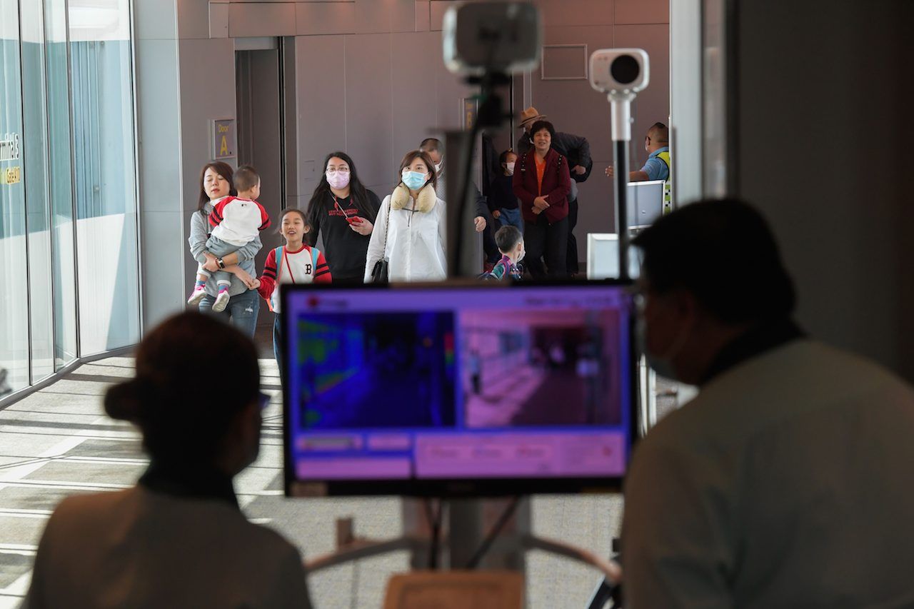 สนามบินในหลายประเทศเริ่มใช้มาตรการต่างๆ คัดกรองผู้ป่วยเพื่อป้องกันการแพร่กระจายของไวรัสโคโรน่าสายพันธ์ุใหม่