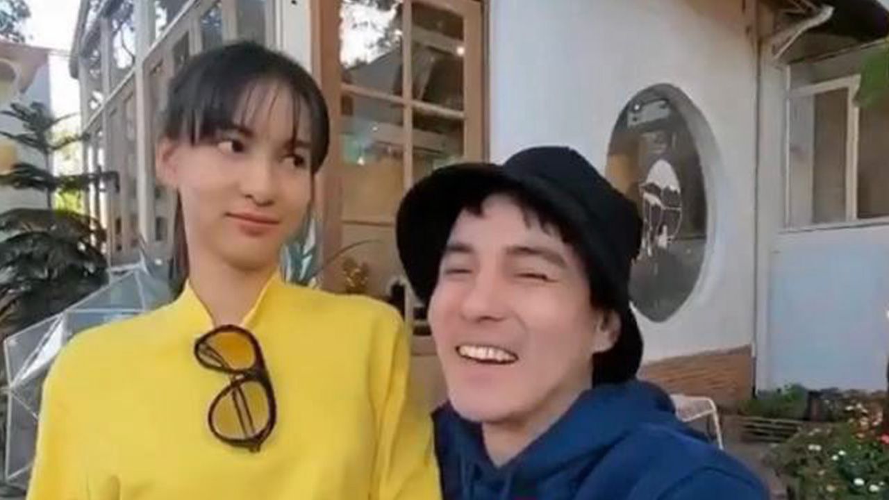 หวานยิ่งกว่าขนมก็คลิปที่ กรีน-อัษฎาพร ลงให้เห็น ธันวา กำลังง้อบอก “หลังจากตีกันมาหลายวัน” ว่าแล้วก็คว้าสาวมากอด โชว์ “ไม่ได้กอดกันมาหลายวัน ทะเลาะกัน”... ละครยังไม่หวานเท่านี้.