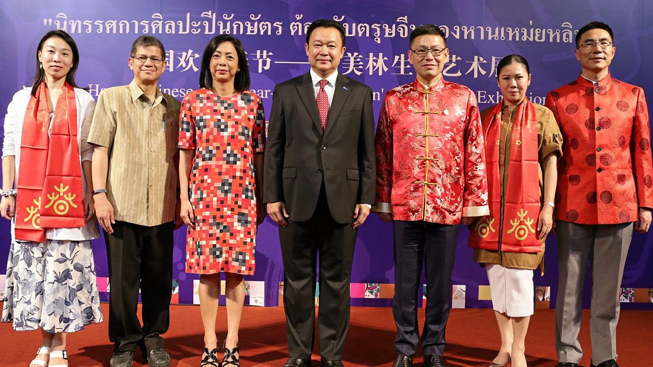 ชมศิลปะ ยุทธศักดิ์ สุภสร และ มยุรี ชัยพรหมประสิทธิ์ เปิดงาน นิทรรศการศิลปะปีนักษัตรต้อนรับตรุษจีนของ หาน  เหม่ยหลิน จากสาธารณรัฐประชาชนจีน โดยมี ฐาปนีย์  เกียรติไพบูลย์, กู้ หงซิง, หวัง เฉิน และ ฉัททันต์ กุญชร ณ อยุธยา มาร่วมงานด้วย ที่สยามพารากอน วันก่อน.