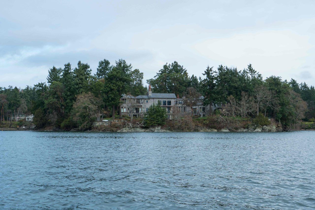 คฤหาสน์ในเมืองนอร์ท ซานิช รัฐบริติชโคลอมเบีย ที่สื่ออังกฤษระบุว่า เป็นที่พำนักของเจ้าชายแฮร์รี่กับเมแกน