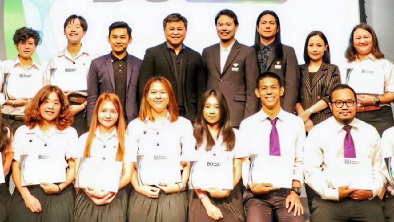 รุ่น 1: ถกลเกียรติ วีรวรรณ ประธานเจ้าหน้าที่บริหาร ช่องวัน 31 มอบประกาศนียบัตรให้แก่นักศึกษาจากโปรแกรม IFit จำนวน 20 คนที่ผ่านหลักสูตร “BuComeOne” รุ่นที่ 1 มี เดียว วรตั้งตระกูล ตัวแทนจากช่องวัน 31 พร้อมคณาจารย์จากมหาวิทยาลัยกรุงเทพ มาร่วมงาน ที่ห้องออดิทอเรียม อาคารจีเอ็มเอ็ม แกรมมี่.