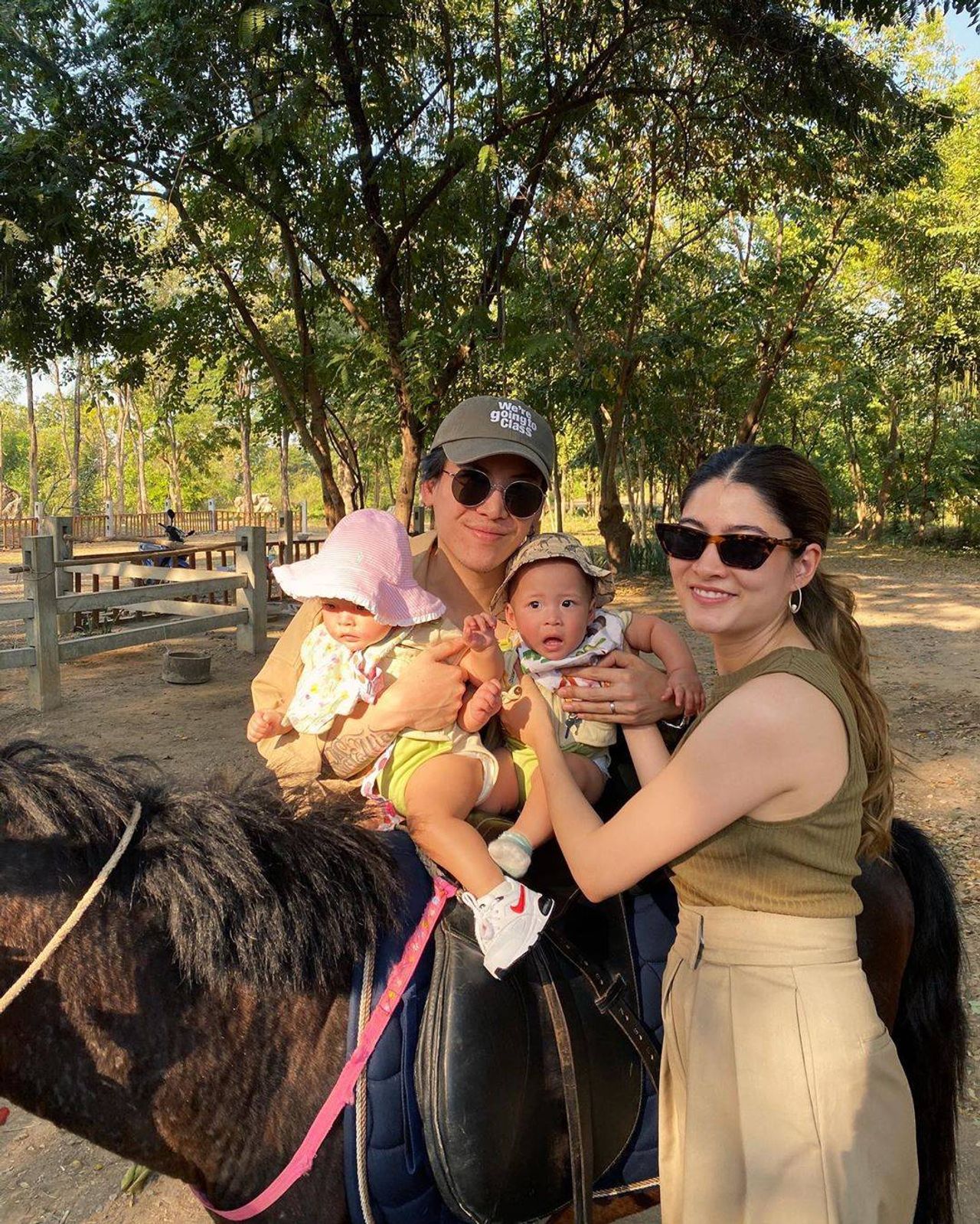 ป๊อก-มาร์กี้ และ น้องมีก้า-น้องมีญ่า ขอบคุณภาพจากไอจี @pokmindset