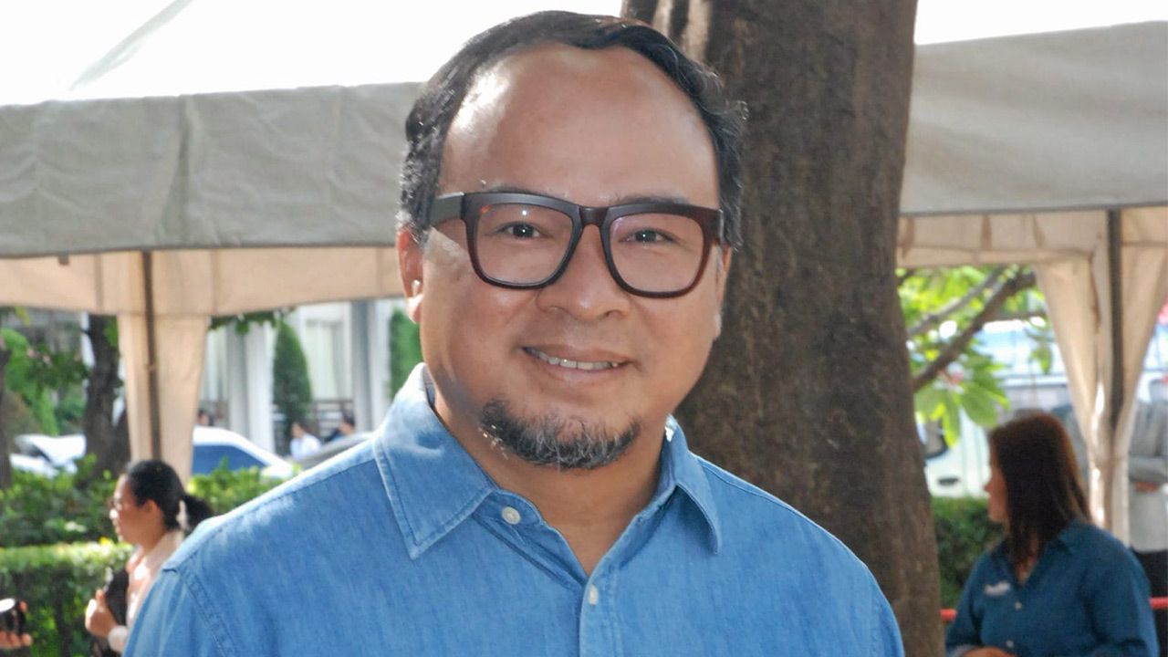 และละครเรื่องนี้ก็จะเป็นเรื่องสุดท้ายของค่าย พอดีคำ ที่ทำป้อนช่อง 7 เพราะ ธงชัย ประสงค์สันติ เตรียมยกทีมออกไปทำให้วิกอื่น โดยตอนนี้ช่องทางโน้นก็กำลังเคลียร์เวลาใหม่เพิ่มอยู่!