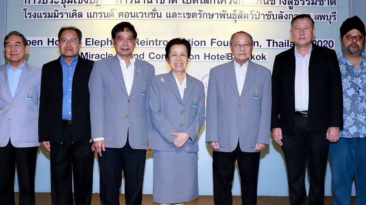 ช่วยช้าง ดร.สุเมธ ตันติเวชกุล เป็นประธานเปิดการประชุมเชิงปฏิบัติการนานาชาติ เปิดโลกโครงการคืนช้างสู่ธรรมชาติ โดยมี คุณหญิงวรรณา สิริวัฒนภักดี, พล.ต.ต.ชูเกียรติ ประทีปะเสน และ ศิวะพร ทรรทรานนท์ มาร่วมประชุมด้วย ที่โรงแรมมิราเคิล แกรนด์ วันก่อน.