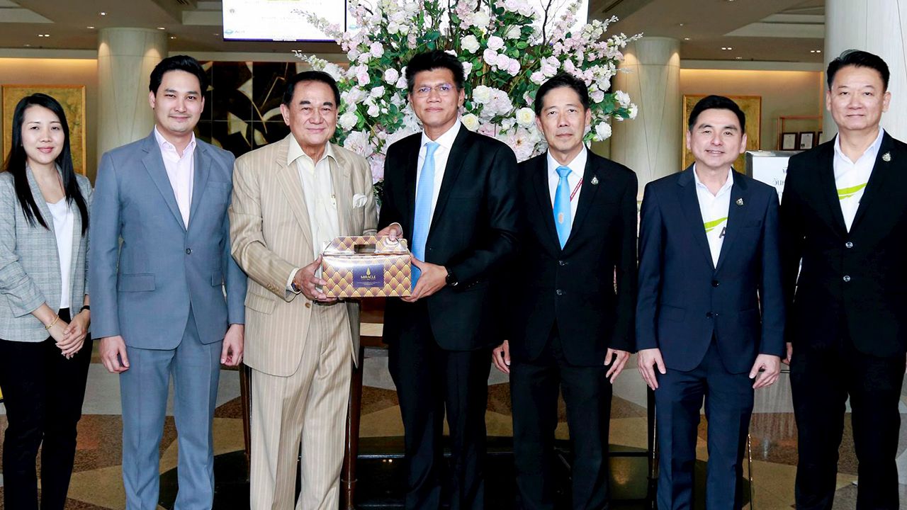 เวลคัม ดร.อัศวิน อิงคะกุล ให้การต้อนรับ ดร.สาธิต ปิตุเตชะ รมช.สาธารณสุข ในโอกาสมามอบรางวัลโครงการประกวดการใช้งานแอปพลิเคชัน อสม. ออนไลน์ โดยมี นพ.ธเรศ กรัษนัยรวิวงค์, สมชัย เลิศสุทธิวงค์ และ วีรวัฒน์ เกียรติพงษ์ถาวร มาร่วมงานด้วย ที่ รร.มิราเคิล แกรนด์ วันก่อน.