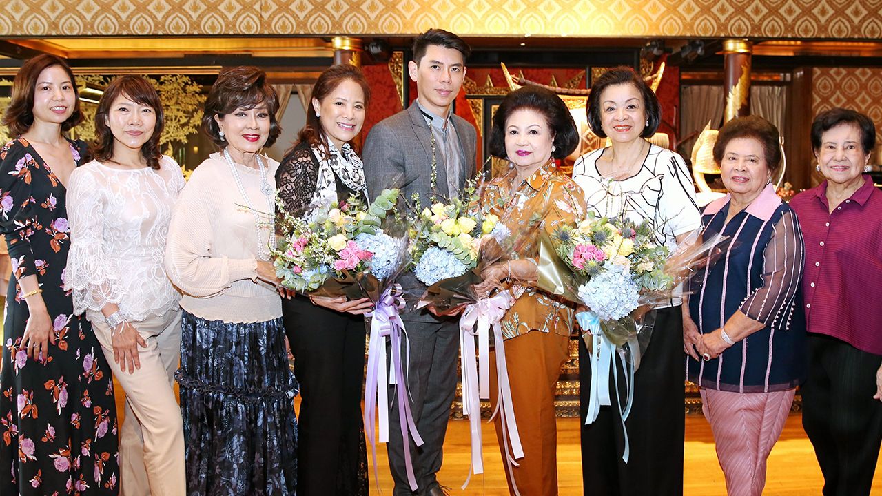 เบิร์ธเดย์ วสวัตติ์ วัฒนาศิริสมบัติ จัดงานเลี้ยงฉลองครบรอบวันเกิดให้แก่ ภาวนา โชติกเสถียร, นลินี ปัจฉิมสวัสดิ์ และ รัตนาวดี เสนาดิสัย โดยมี ม.ร.ว.วรรภรณ์ ศุขเนตร, วี มาร์ และ ประจิตรา เธียรประสิทธิ์ มาร่วมอวยพรด้วย ที่โรงแรมแมนดาริน โอเรียนเต็ล วันก่อน.
