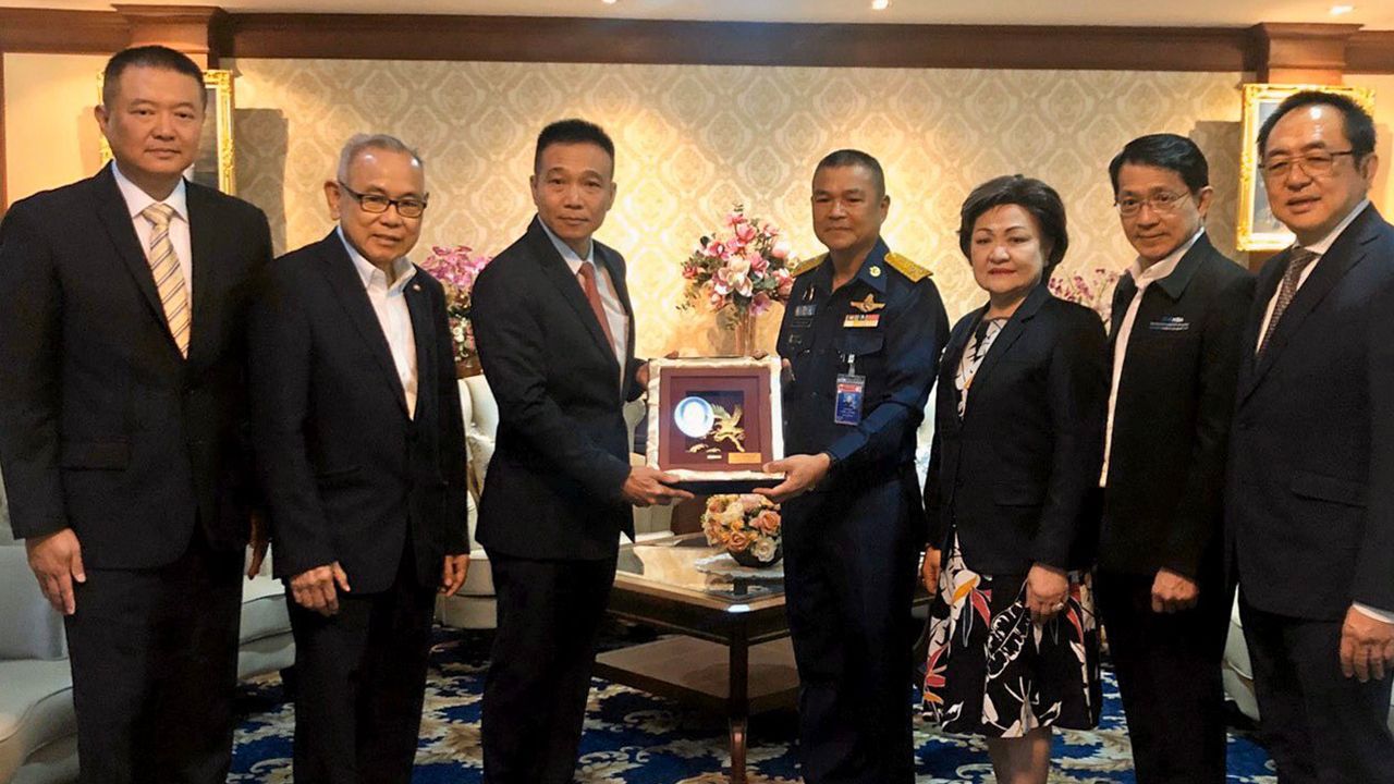 ปลื้ม พล.อ.ต.จักรฤทธิ์ บัวจีบ, พ.อ.อนุวัตร เหลืองวิลัย, ดร.พิมพ์อนงค์ สินภัทรบดี พร้อมเพื่อน วบส.รุ่น 4 มาร่วมแสดงความยินดีแก่ พล.อ.อ.มานัต วงษ์วาทย์ ผบ.ทอ. ได้รับรางวัลเกียรติยศจักรดาว สาขาการบริหารการปกครองและเสริมสร้างความมั่นคงแห่งชาติ ปี 2563 ที่ บก.ทอ. วันก่อน.