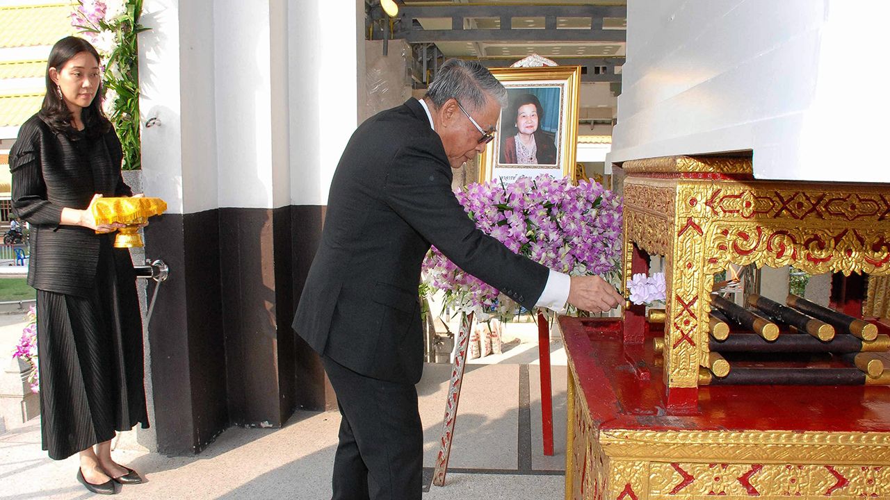 ปลายทางชีวิต พล.อ.อ.สุเทพ เทพรักษ์ อดีต รมช.คมนาคม เป็นประธานในพิธีฌาปนกิจศพ สุจิตรา สุรัตพิพิธ มารดา สุนิดา สกุลรัตนะ อดีตผู้ว่าการการท่าเรือแห่งประเทศไทย และเป็นแม่ยายของ พล.อ.อ.อัครชัย สกุลรัตนะ ที่วัดพระศรีมหาธาตุวรมหาวิหาร บางเขน วันก่อน.