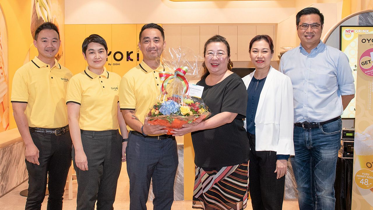 ตามไปกิน สุวิทย์ ศิริชู รับมอบดอกไม้แสดงความยินดีจาก ธีรนันท์ กรศรีทิพา ในโอกาสเปิดสาขาใหม่ ของ “โอโยกิ” ไอศกรีมซอฟต์เสิร์ฟอร่อยเข้มข้น โดยมี จิราลักษณ์ ณ เชียงตุง, สุชน ก่อเกษมวงษ์ และ วรรณนิภา เอื้อฤาชา มาร่วมงานด้วย ที่ศูนย์การค้าสามย่านมิตรทาวน์ วันก่อน.