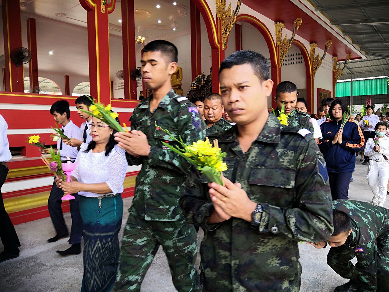 เจ้าหน้าที่ร่วมเวียนเทียนกับชาวบ้าน