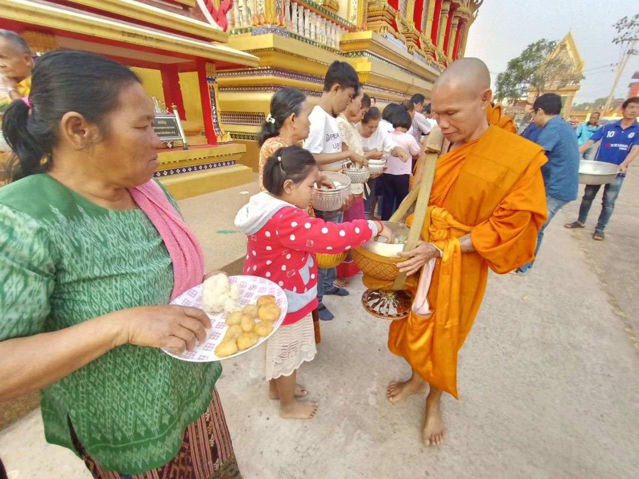 พุทธศาสนิกชนไทย-ลาว ทำบุญตักบาตรข้าวจี่ หนึ่งเดียวในโลก ที่บึงกาฬ