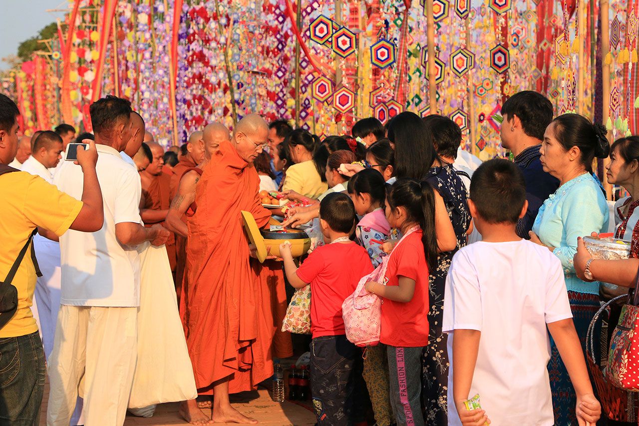 ทำบุญตักบาตร ท่ามกลางทะเลธุงพระธาตุยาคู ที่กาฬสินธุ์