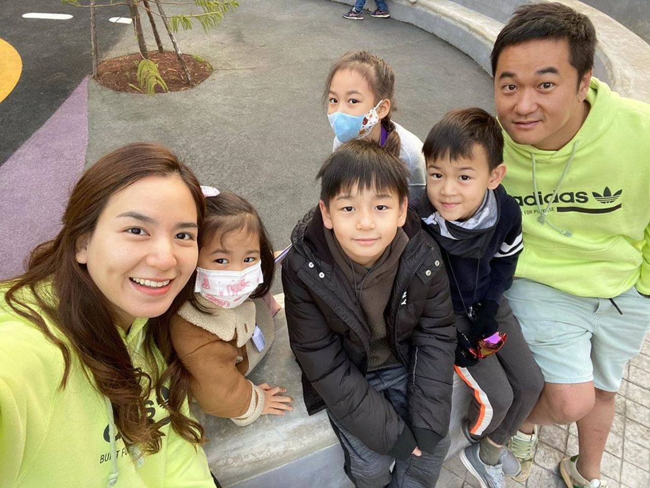 พลอย-เคน และลูกๆ ขอบคุณภาพจากไอจี @ploychidjun