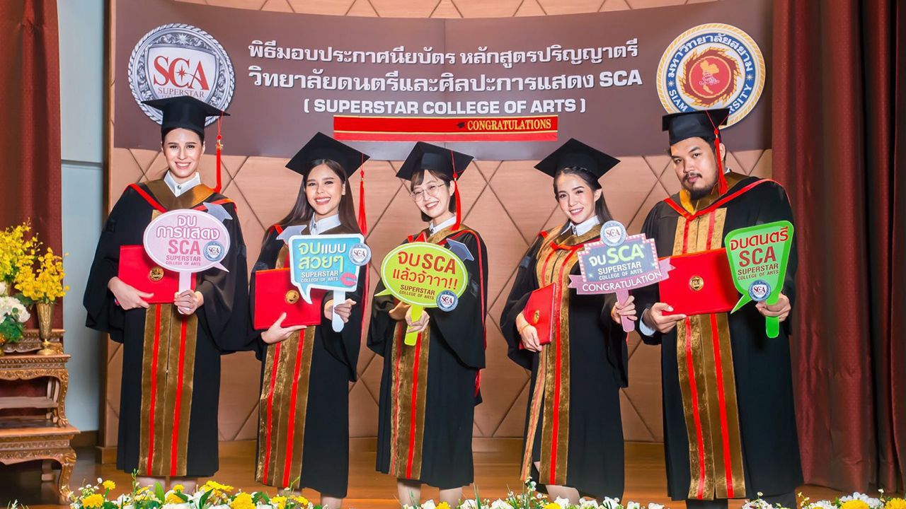 จบแล้วนะ ไข่มุก–รุ่งรัตน์ เหม็งพานิช (เดอะวอยซ์), กวาง–อาริศา หอมกรุ่น (ไทยแลนด์ ก็อตทาเลนต์ 4), ปริม-กชนกพร สุขทั้งวงศ์ (AF10), เอกกมล บุญโพธิ์ทอง (เดอะวอยซ์ 2019) และ  แอนนา คอร์วีโน (มิสแกรนด์ ฉะเชิงเทรา) สำเร็จการศึกษาระดับปริญญาตรี เข้าพิธีประสาทปริญญาบัตร มหาวิทยาลัยสยามที่ไบเทคบางนา วันก่อน.