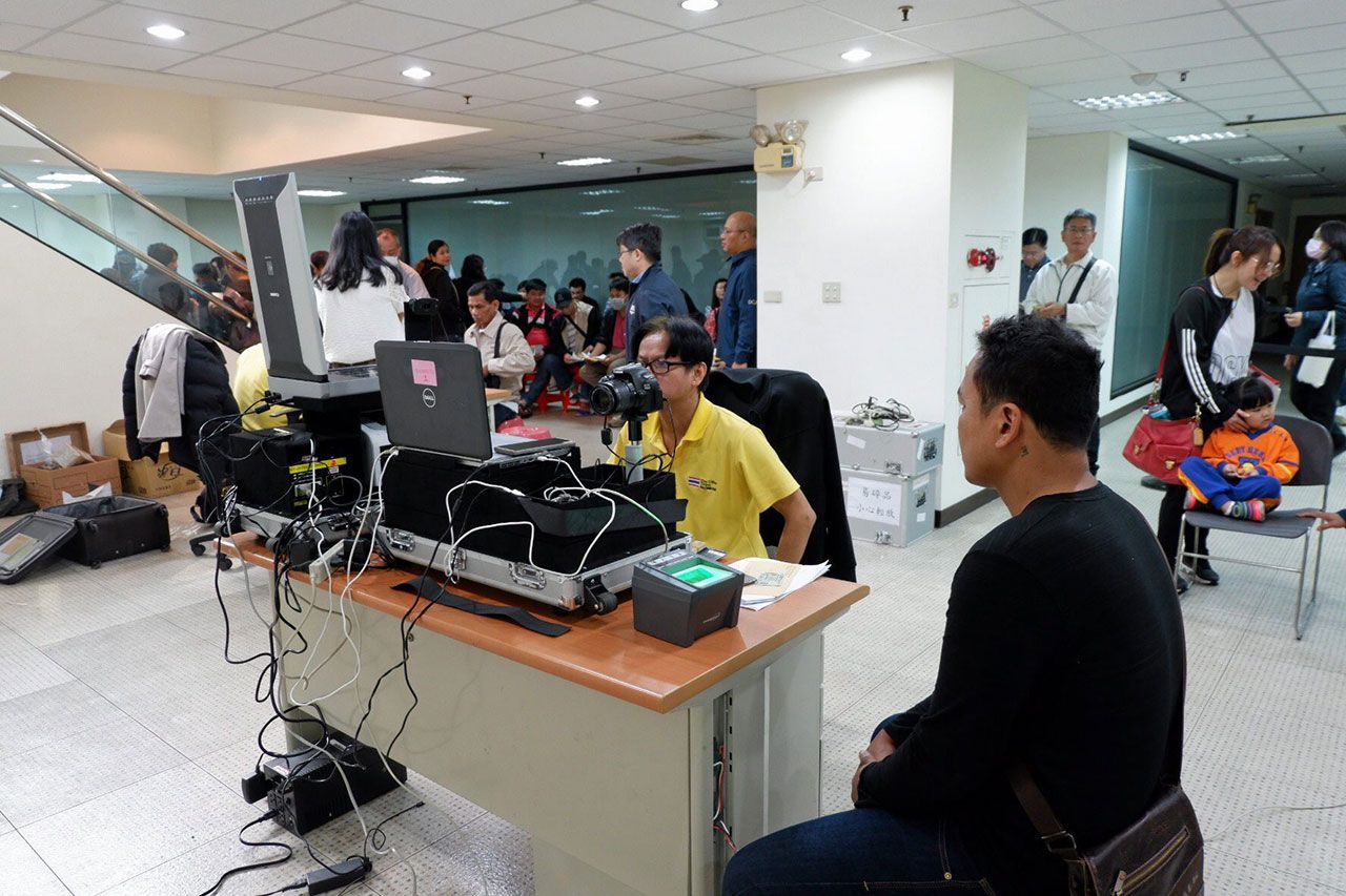 บรรยากาศในการให้บริการกงสุลสัญจร มีชาวไทยมาใช้บริการทำหนังสือเดินทาง ต่อบัตรประจำตัวประชาชนและบริการให้คำปรึกษาด้านต่างๆ.