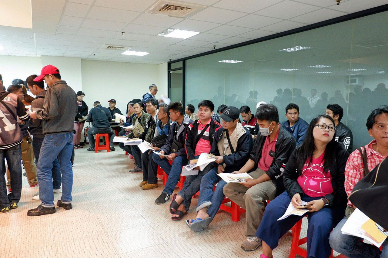 ชาวไทยที่อาศัยอยู่ในเมืองเกาสง และแรงงานไทย มานั่งรอคิวเพื่อรับบริการจากหน่วยกงสุลสัญจร ที่ กรมการกงสุล ร่วมกับ สนง.การค้าและเศรษฐกิจไทย ณ กรุงไทเป จัดไปให้บริการ.