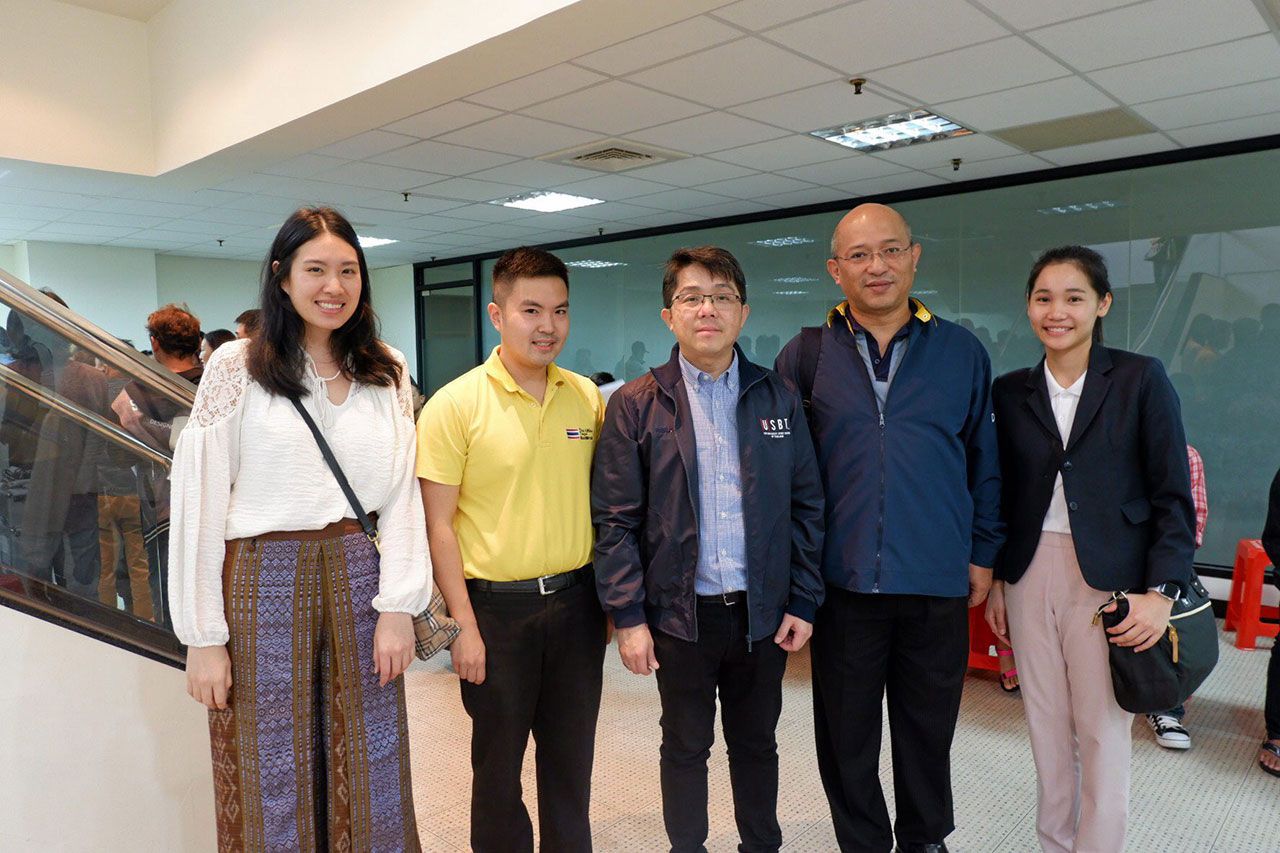 นายณรงค์ บุญเสถียรวงศ์ รองอธิบดีกรมการกงสุล นายดนย์วิศว์ พูลสวัสดิ์ ผอ.กองตรวจลงตรา น.ส.อารยา ณ มโนรม นักการทูตปฏิบัติการ น.ส.วราภรณ์ ชมพูนุทจินดา และ นายธีรธร สุจารีกุล เลขานุการเอก ไปบริการกงสุลสัญจรชาวไทยที่เมืองเกาสงและไถจง ประเทศไต้หวัน.