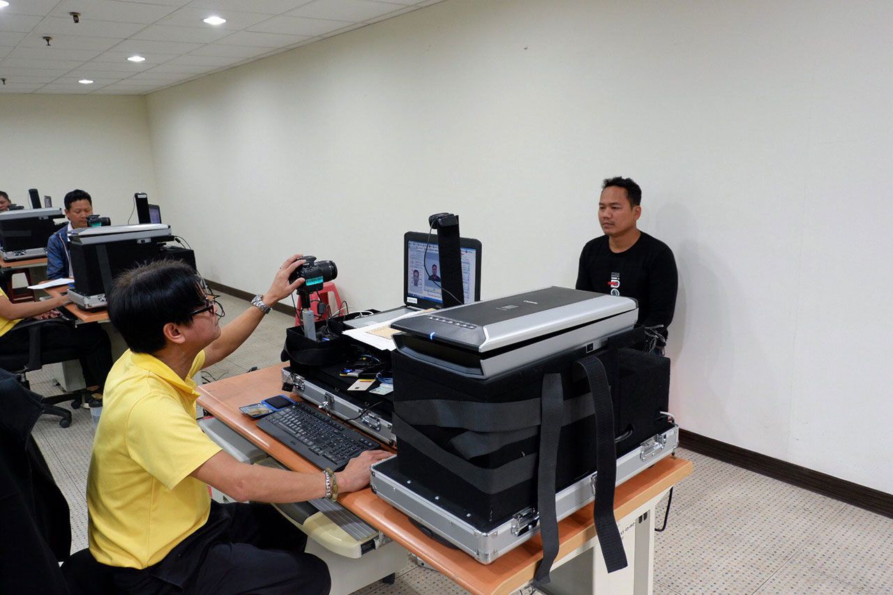 เจ้าหน้าที่บริการทำหนังสือเดินทางให้แก่ชาวไทย ที่ไปใช้บริการกงสุลสัญจรด้วยความดีใจ เนื่องจากไม่ต้องเดินทางไกลและประหยัดค่าใช้จ่าย.