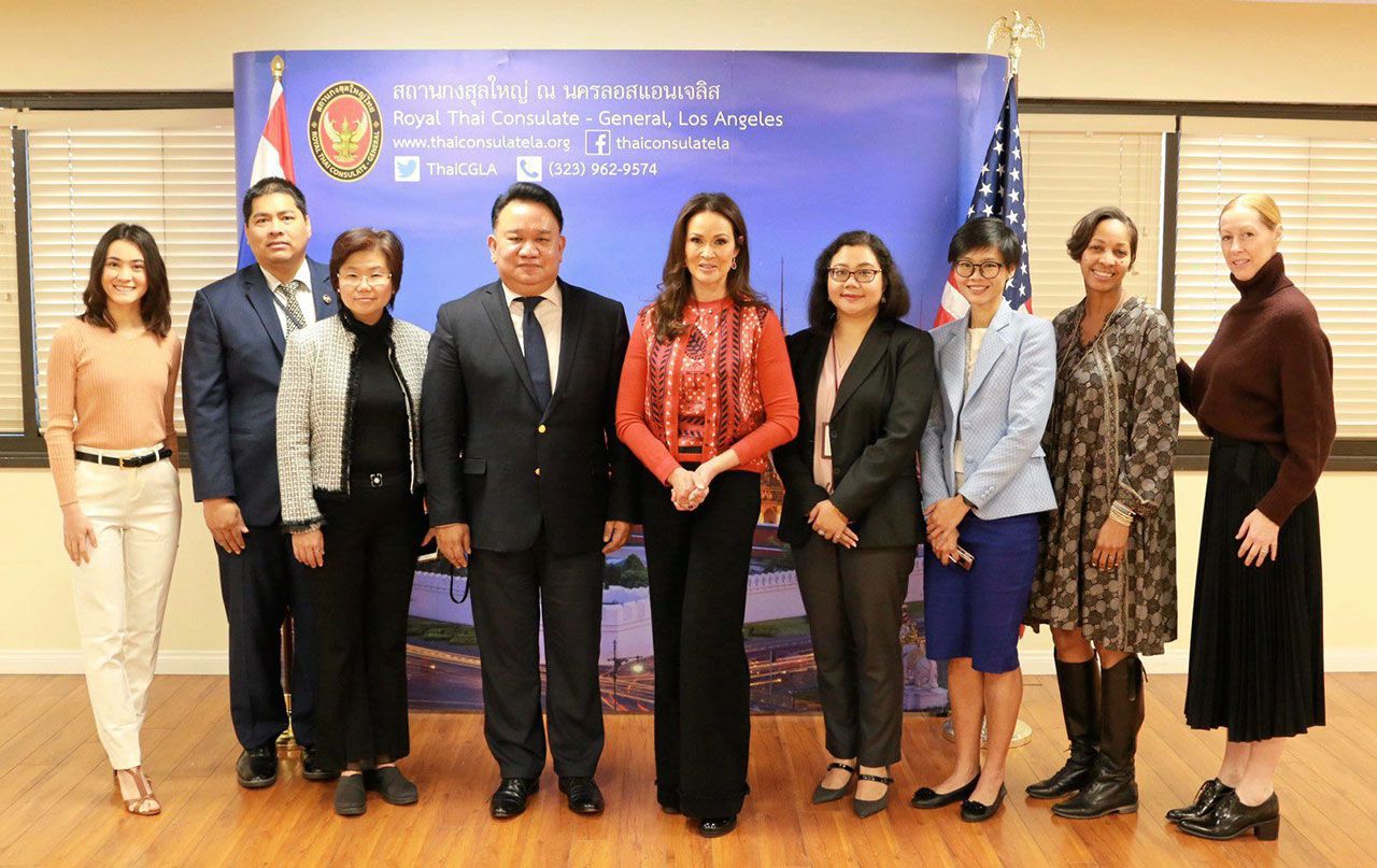 เตรียมมอบทุน ภรณ์ทิพย์ (นาคหิรัญกนก) ไซมอน อดีตมิสยูนิเวิร์ส และประธานมูลนิธิ Angels Wings เข้าหารือกับ มังกร ประทุมแก้ว กสญ.ณ นครลอสแอนเจลิส เพื่อประชาสัมพันธ์การมอบทุนการศึกษาของมูลนิธิฯในปีนี้.