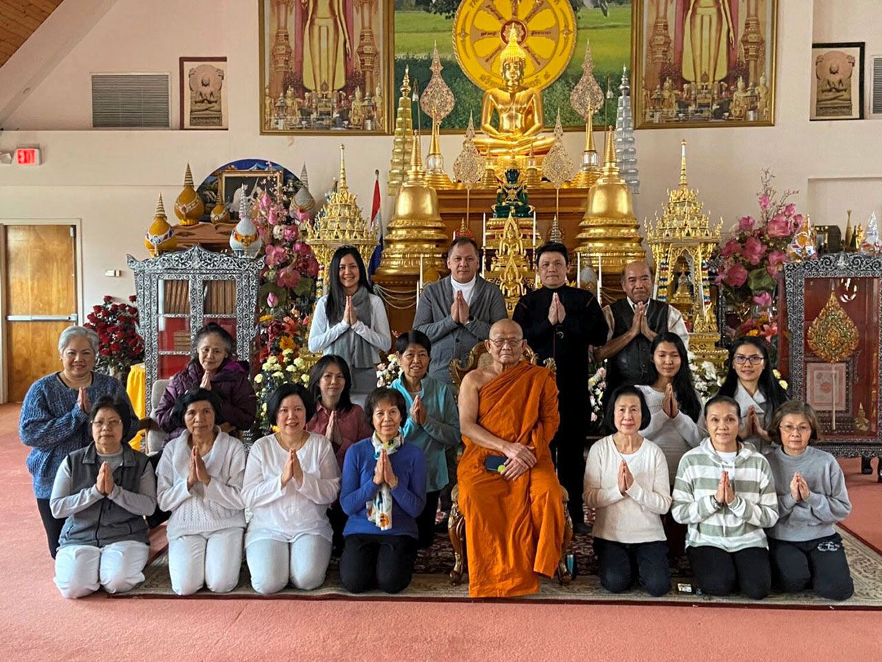 สอนสมาธิ พระมหาสันตาล จัดสอนสมาธิให้แก่พุทธศาสนิกชน ได้รู้จักการฝึกสมาธิอย่างถูกวิธี โดยมี วิชัย มะลิกุล จิตรกรกีฏวิทยาของสถาบัน สมิธโซเนียน ไปร่วมเรียนด้วย ที่วัดกรุงวอชิงตัน ดี.ซี. เมื่อวันก่อน.