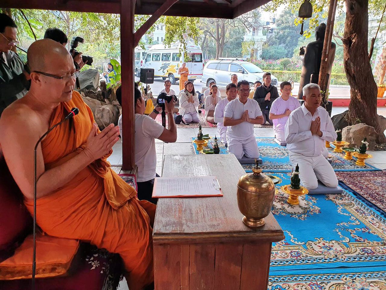 พระธรรมโพธิวงศ์ (วีรยุทฺโธ) เป็นประธานในพิธีโกนผม อ.เผ่าทอง ทองเจือ และผู้ร่วมอุปสมบทอีก 4 คน ในพิธีอุปสมบทถวายเป็นพุทธบูชา ในโอกาสมอบอาคาร.