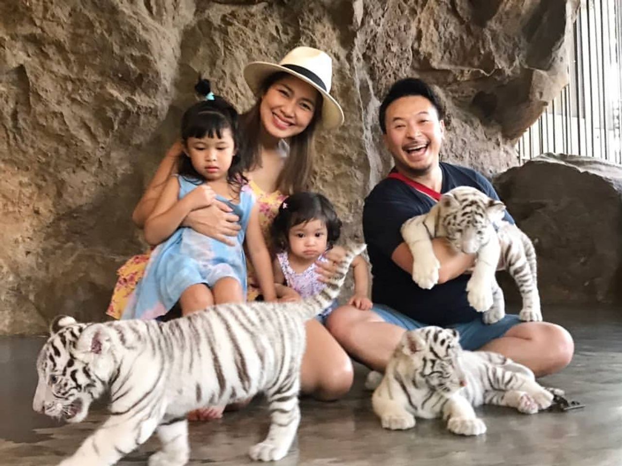 เบนซ์-มิค และ น้องปริม-น้องปราง ขอบคุณภาพจากไอจี @pornchita