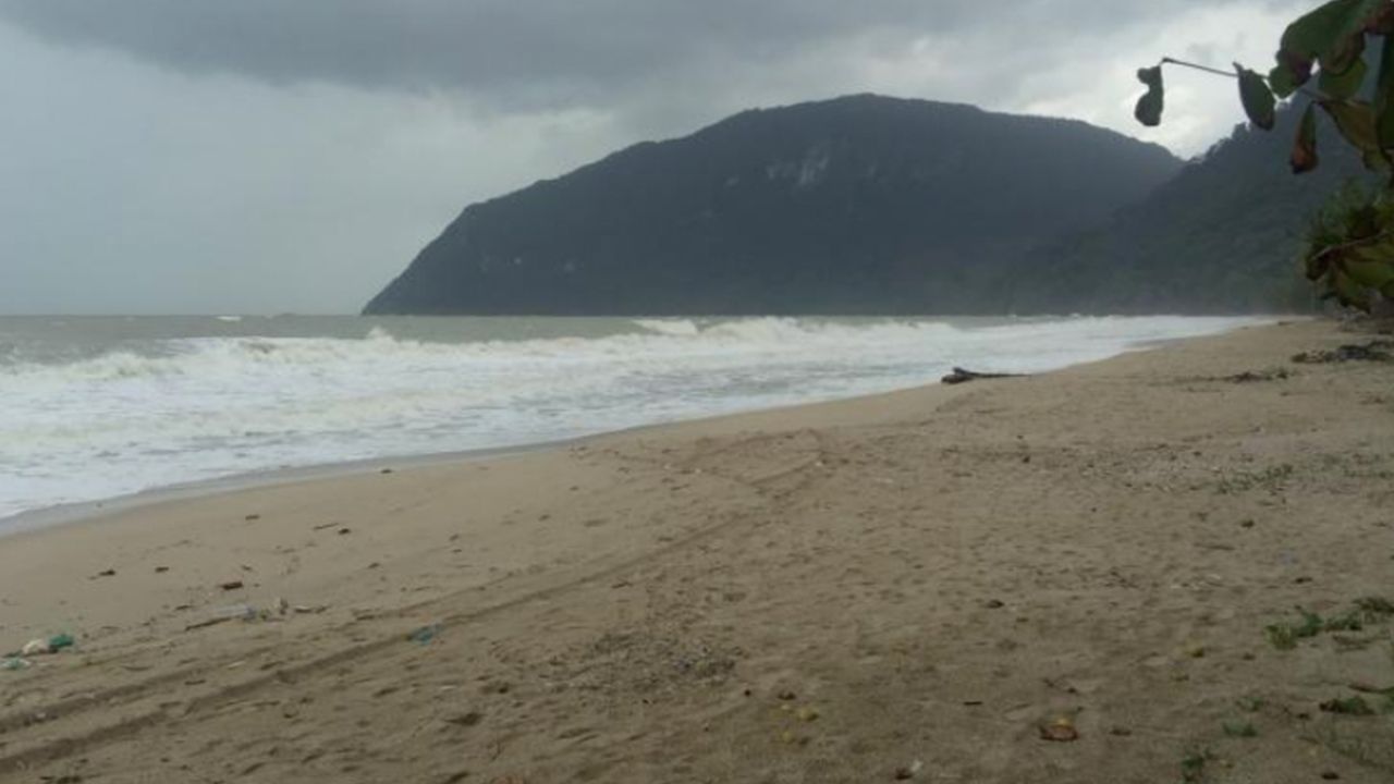 สภาพทะเลที่คลื่นลมแรง ใน อ.ขนอม