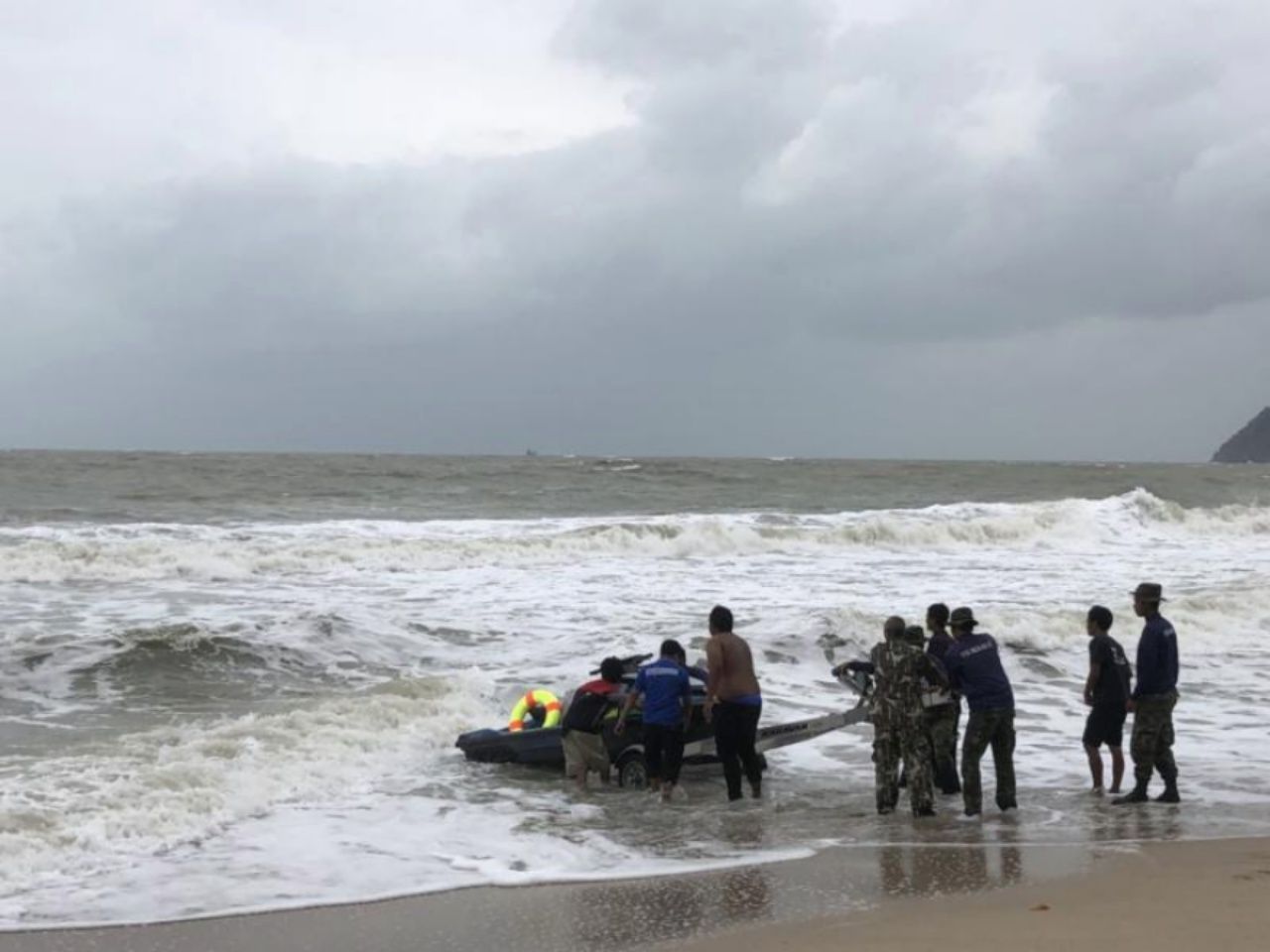 หน่วยกู้ภัยออกไปช่วย 2 ลูกเรือประมงที่ล่มลำแรก