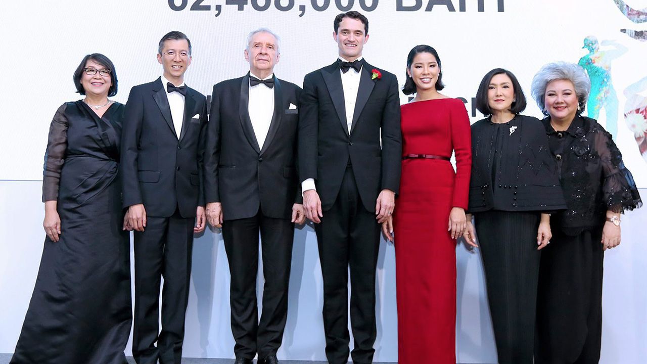 ทำดี  -  ฟิลลิปเป จี.เจ.อี.โอ.ดามาส และ ฟรานซิส เบลิน จัดงาน “Charity Art Auction” การประมูลผลงานศิลปะเพื่อการกุศล ยอดรายได้จำนวน 62,468,000 บาท เพื่อนำไปใช้ในกิจกรรมโครงการสาธารณสุข โดยมี ประภาวดี โสภณพนิช มาร่วมงานด้วย ที่โรงแรมวอลดอร์ฟ แอสโทเรีย วันก่อน.