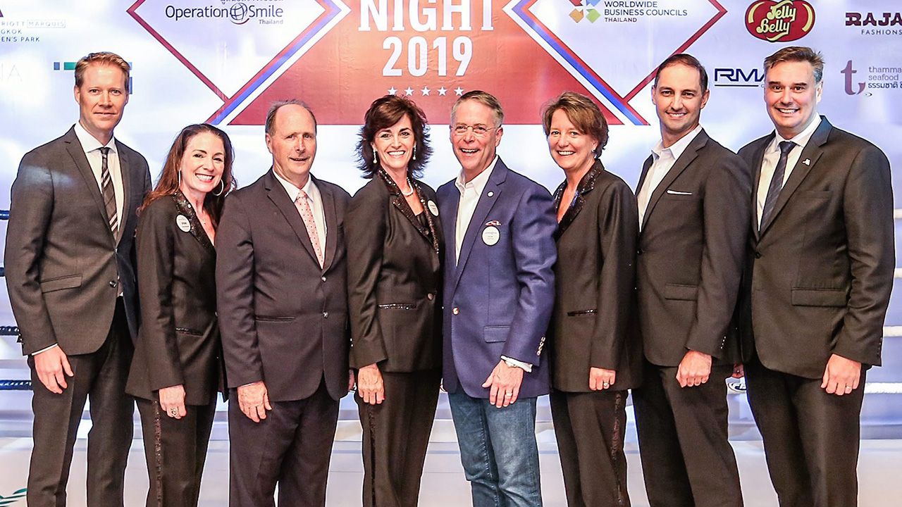 ชกหาทุน  -  เทรเวอร์ เมย์ และ เควิน เจ บูเว่ส์ จัดงาน “Fight Night 2019” ครั้งที่ 8 ชกมวยการกุศลเพื่อระดมทุนช่วยผ่าตัดฟรีให้กับเด็กมีภาวะปากแหว่งเพดานโหว่ โดยมี ไซมอน เบลล์ และ ยาคอป เฮลเกน มาร่วมงานด้วย ที่โรงแรมแบงค็อก แมริออท มาร์คีส์ ควีนส์ปาร์ค วันก่อน.