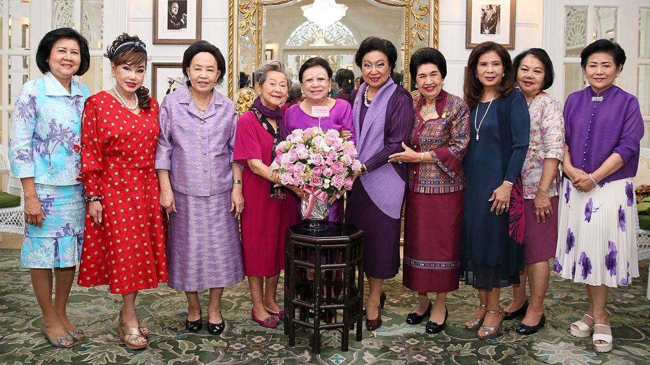 แฮปปี้เบิร์ธเดย์  -  คุณหญิงแสงเดือน ณ นคร, คุณหญิงชอุ่มศรี วีรานุวัตติ์ และ ลลิสา จงบารมีจัดงานเลี้ยงฉลองวันเกิดให้ ประดับ โกมุท โดยมี คุณหญิงโรส บริบาลบุรีภัณฑ์, เสาวณีย์ เตชะไพบูลย์ และ พลตรีหญิง กุมาริกา วีระมงคล มาร่วมงานด้วย ที่ รร.แมนดาริน โอเรียนเต็ล วันก่อน.