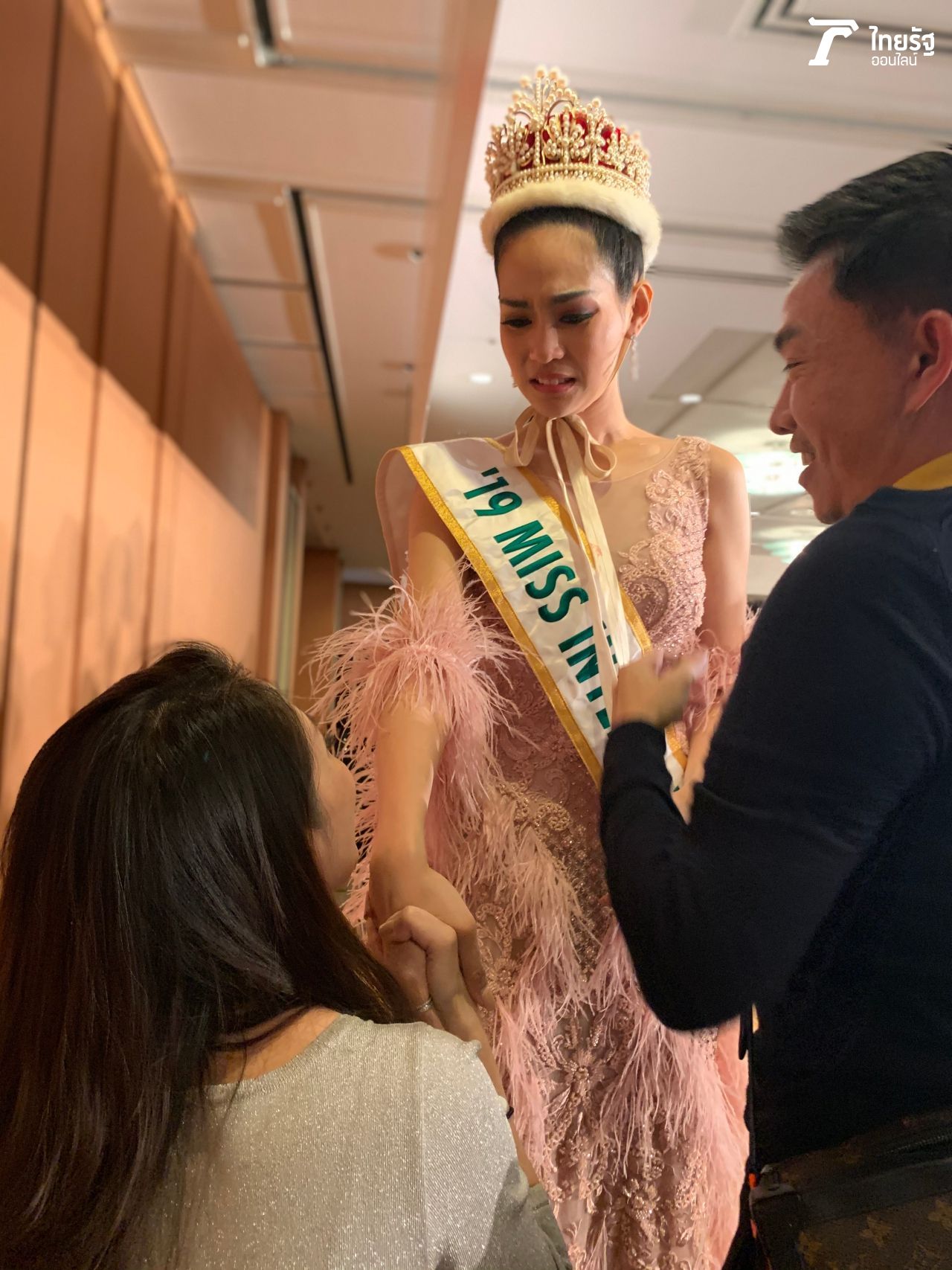 อั้นน้ำตาไว้ไม่อยู่แล้ว บิ๊นท์ สิรีธร ลีห์อร่ามวัฒน์ มิสอินเตอร์เนชั่นแนล บิวตี้พาเจนท์ Miss InternationalBeauty Pageant 2019 พอได้เจอกับพี่เลี้ยงนางงามอีกครั้ง ถึงกับร้องไห้ พร้อมบอกว่า 