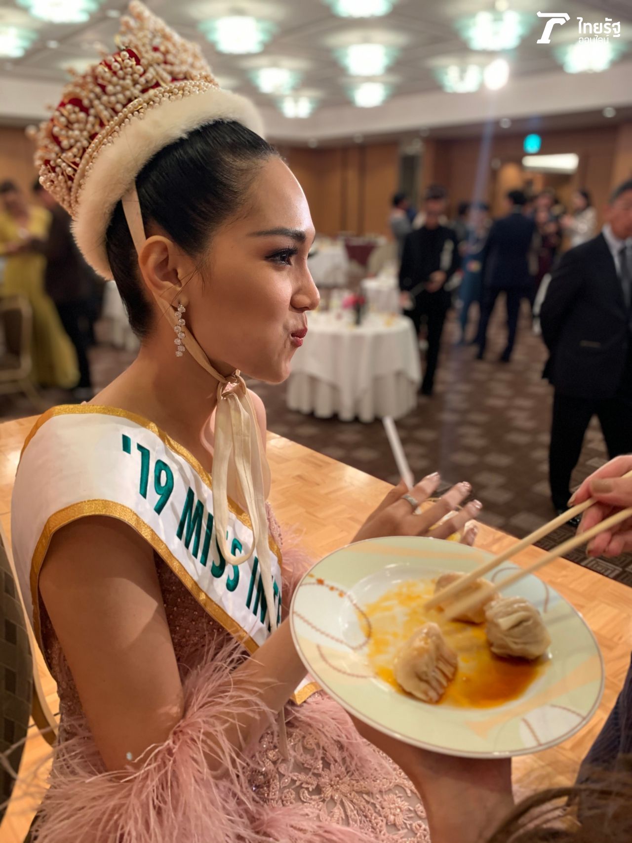 ทุกคนในปาร์ตี้เฮฮาอิ่มท้องกัน แต่บิ๊นท์ต้องยืนยิ้มแย้มถ่ายรูปรัวๆ อยู่นานเลย พอได้จังหวะคนเริ่มน้อยแล้ว มีเวลานิดหน่อย พี่เลี้ยงจึงรีบป้อนอาหารให้กิน