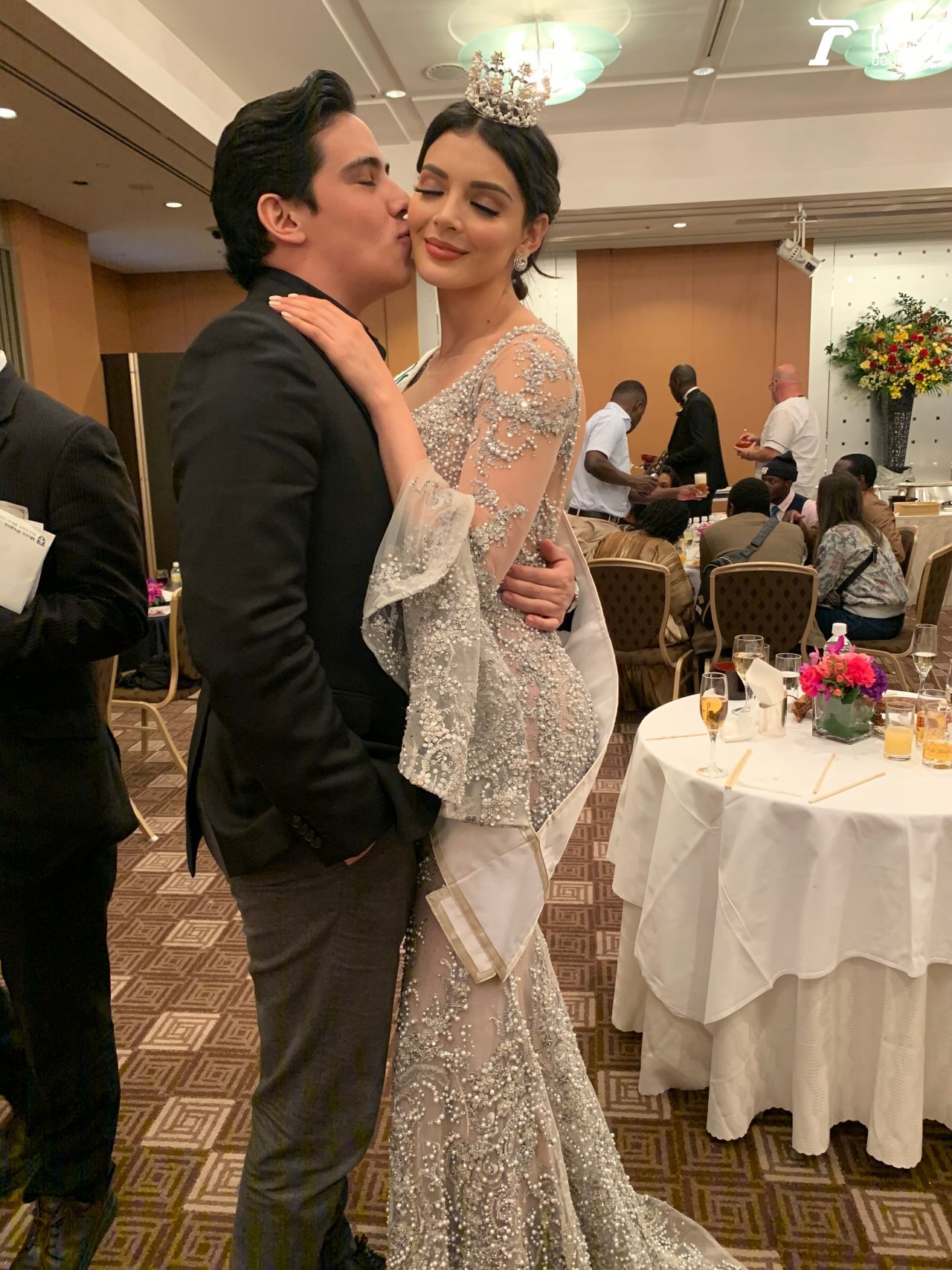 สวยหวานมาแต่ไกล รอง 1 มิสอินเตอร์เนชั่นแนลเม็กซิโก Miss International Mexico 2019 อันเดรอา โตสกาโน กับเพื่อนสนิทสุดหล่อ จุ๊บแก้มกันเบาๆ ปีที่แล้วเธอลงประกวดมิสยูนิเวิร์ส Miss Universe 2018 ที่ไทย 