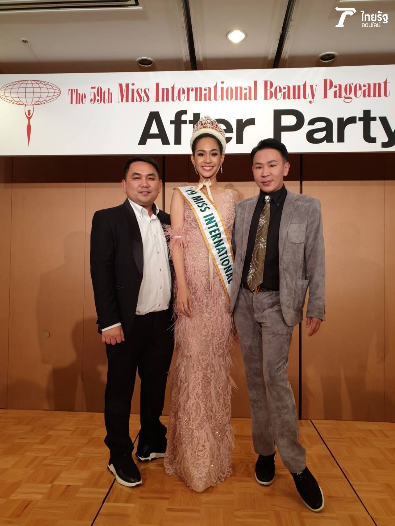 (ขวามือ) ลักษณ์ ภูมิรัตน์ เลิศวิศิษฎ์ชัย ผู้ถือลิขสิทธิ์ มิสอินเตอร์เนชั่นแนลไทยแลนด์ Miss International Thailand ดูลีลาจิกเท้าโพสท่าถ่ายรูปด้วย แม่ก็คือแม่จริงๆ แม่ลักษณ์ยังบอกด้วยว่า แฟนคลับฟิลิปปินส์น่ารักมากๆ หลังบิ๊นท์ได้มง แฟนคลับฟิลิปปินส์ ก็เข้ามาร่วมยินดีด้วยกับมงแรก ของไทยแลนด์ มิสอินเตอร์เนชั่นแนล บิวตี้พาเจนท์ Miss International Beauty Pageant 2019