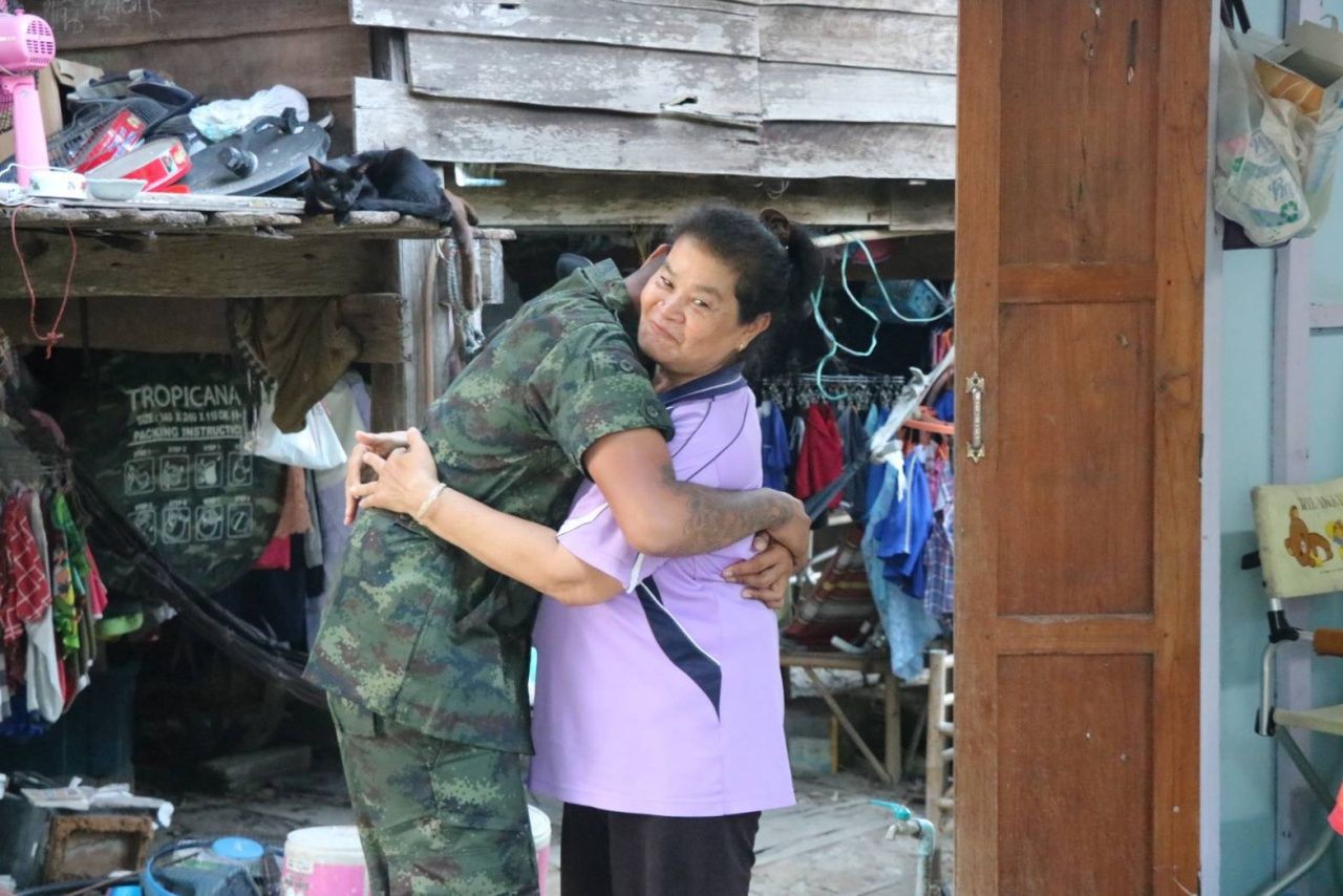 โผเข้ากอดยาย 