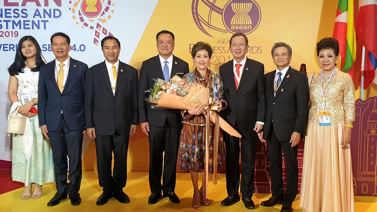 ดีใจมาก อนุทิน ชาญวีรกูล รมว.สาธารณสุข มอบช่อดอกไม้แสดงความยินดีแก่ คุณหญิงณัฐิกา วัธนเวคิน อังอุบลกุล ในโอกาสได้รับรางวัล ASEAN Business Awards 2019 โดยมี สนั่น อังอุบลกุล, กลินท์ สารสิน และ อริน จิรา มาร่วมดีใจด้วย ที่อิมแพค อารีน่า วันก่อน.