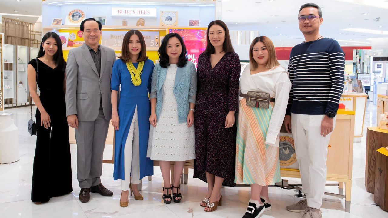 หาของขวัญ สุมนัส มนตรีโชค และ พร้อมรัก ลิ้มสดใส จัดงานเผยโฉมเซตของขวัญสุดคุ้มค่าใหม่ ล่าสุดของ เบิร์ตส์ บีส์ และ นีลส์ ยาร์ด เรมมิดีส์ โดยมี จุฬาลักษณ์ ผลภิภม, ปกรณ์ พรรธนะแพทย์, จิณัดดา ฉันทวานิช และ ดร.ณิชมน สมันตรัฐ มาร่วมงานด้วย ที่ดิ เอ็มโพเรียม วันก่อน.