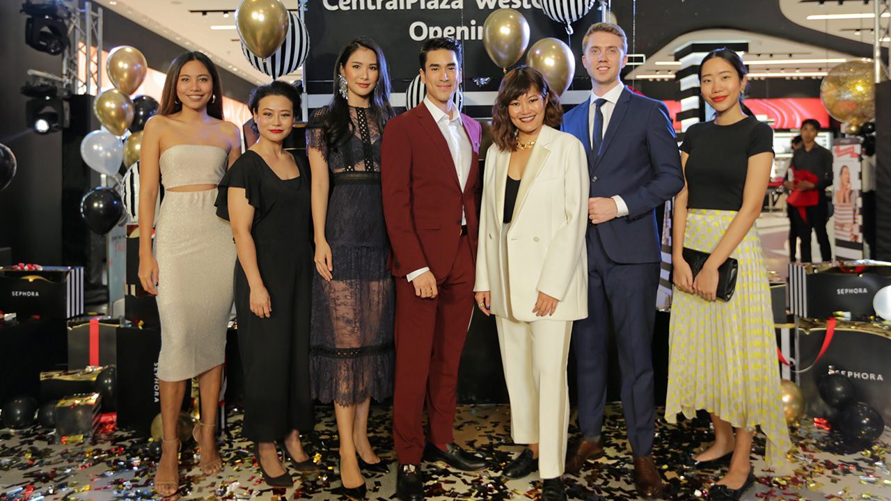 เปิดเพิ่ม สุปราณี จันทไพบูลย์ขจร, ไซมอน ทอร์ริ่ง และ สิริพิณ ศรีวงศ์พนาเวศ จัดงานเปิด “เซโฟรา” ร้านเครื่องสำอางและน้ำหอมจากฝรั่งเศส โดยมี ม.ร.ว.แม้นนฤมาส ยุคล สวัสดิ์-ชูโต, ม.ร.ว.จันทรนิภา ยุคล และ ณเดชน์ คูกิมิยะ มาร่วมงานด้วย ที่เซ็นทรัล เวสต์เกต วันก่อน.