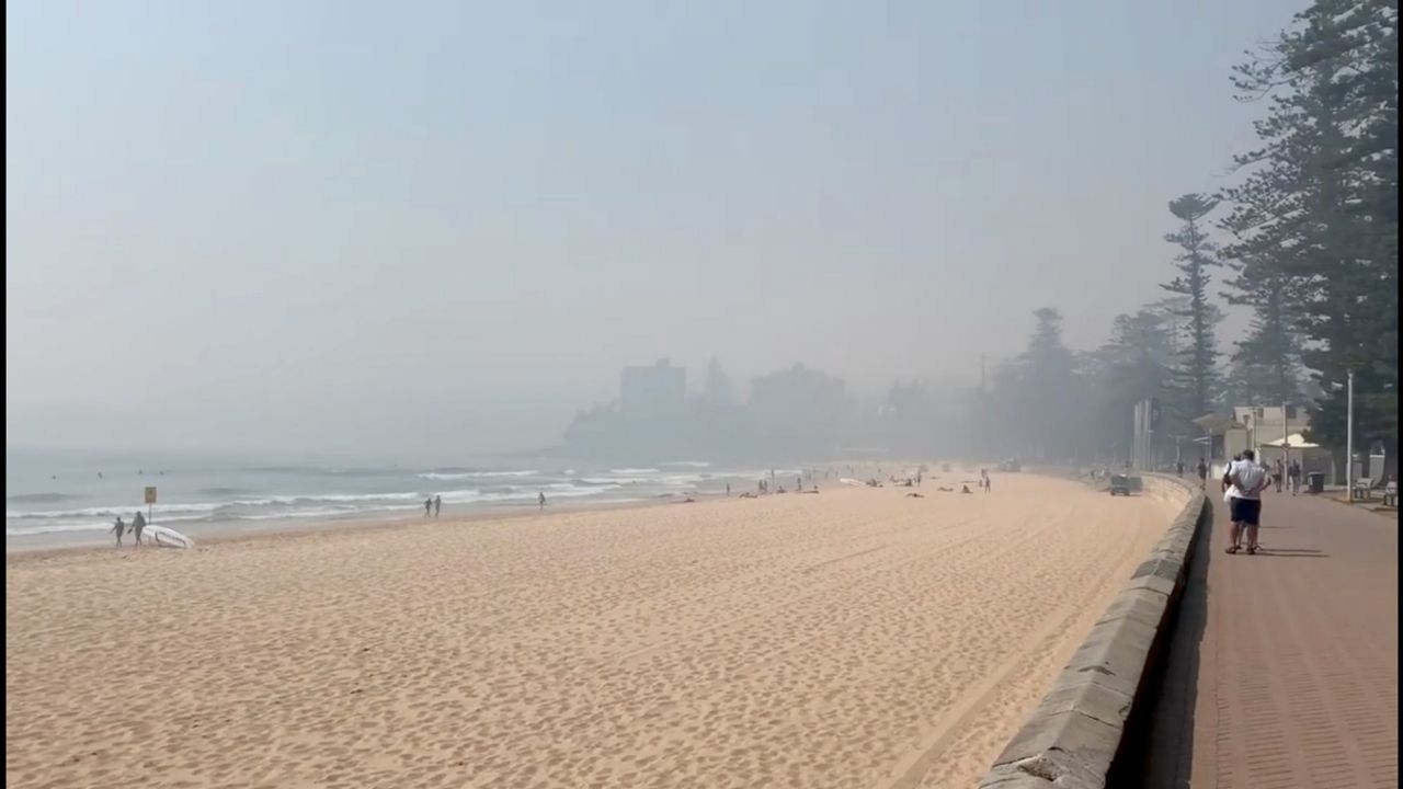 ชายหาด Manly ในนครซิดนีย์ เมื่อ 19 พ.ย. 62 สภาพอากาศหม่นมัวเนื่องจากมีควันไฟป่าลอยปกคลุม 