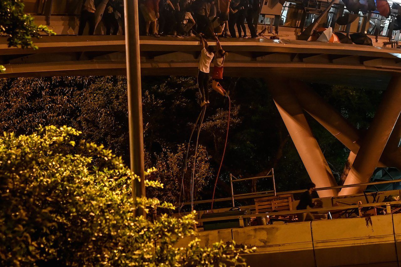 ผู้ชุมนุมหลายคนตัดสินใจโรยตัวจากสะพานเพื่อหนีออกจากม.โพลีเทคนิค