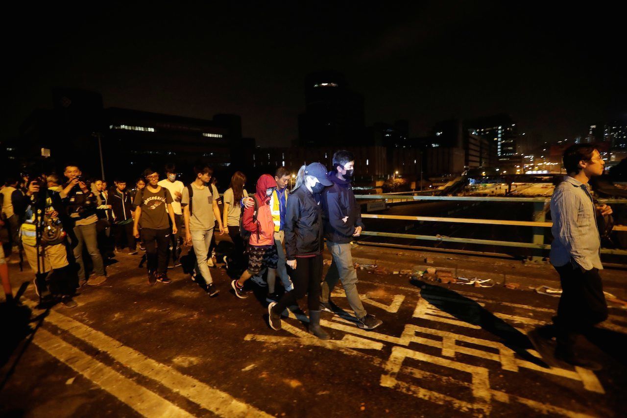 ผู้ชุมนุมจำนวนหนึ่งยอมออกจากโพลียูมามอบตัวแล้วหลังตำรวจกดดันอย่างหนัก