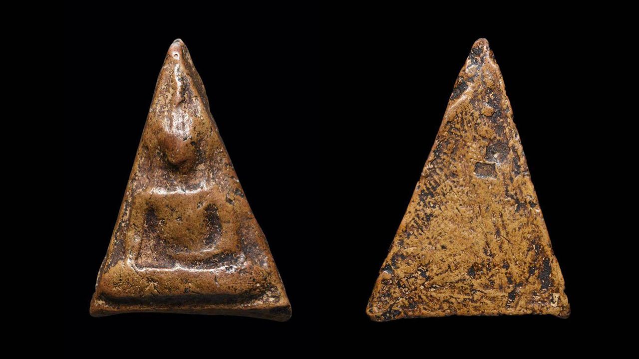 พระนางพญา พิมพ์เทวดา กรุวัดนางพญา พิษณุโลก ของ ปัญญสาร พึงจิตติสานติ์.