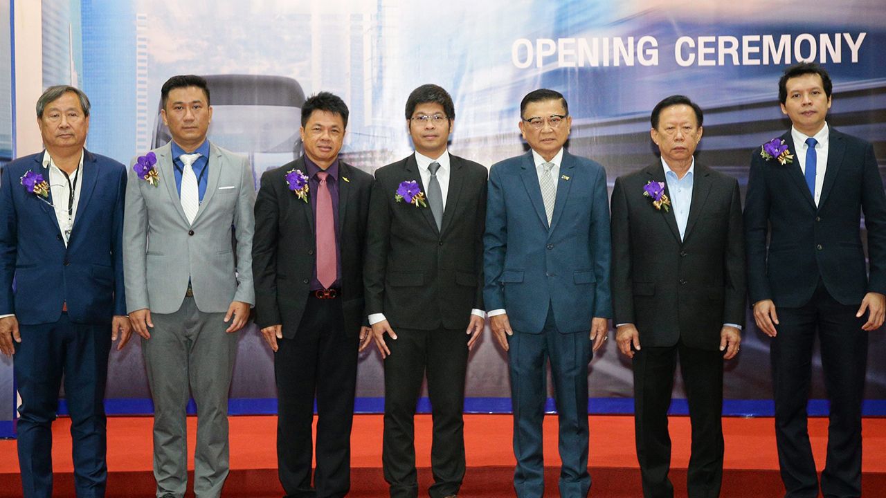 ระบบขนส่ง อภิชาติ ไพรรุ่งเรือง เปิดงาน “BUS & TRUCK’19” การแสดงรถเพื่อการพาณิชย์และกิจการพิเศษ สำหรับผู้ประกอบการในธุรกิจรถเพื่อการพาณิชย์อย่างครบวงจร โดยมี ศุภแมน มรรคา, สมโภช ชินะกานนท์ และ อดิศักดิ์ โรหิตะศุณ มาร่วมงานด้วย ที่ไบเทค บางนา วันก่อน.