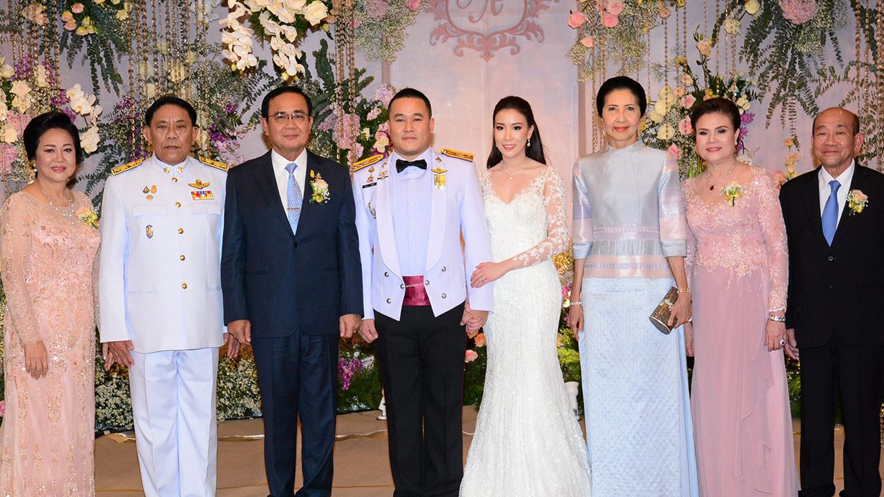 วิวาห์ชื่นมื่น พล.อ.ประยุทธ์ จันทร์โอชา นายกรัฐมนตรี เป็นประธานในงานวิวาห์ระหว่าง ณัฐพร บุตรี ดุสิต-พรพิมล เตชะธิการ กับ พ.ต.ท.อัษฎาวุธ บุตร พล.ต.อ.อัศวิน-วาสนา ขวัญเมือง โดยมี รศ.นราพร จันทร์โอชา มาร่วมงานด้วย ที่แอทธินี คริสตัล ฮอลล์ โรงแรมดิ แอทธินี วันก่อน.